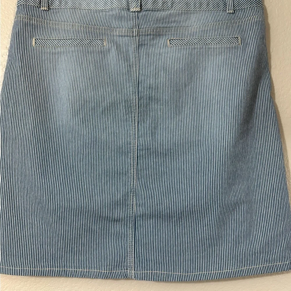 Woman’s size 12 very cute striped light denim skirt. Front and back pockets. - Picture 4 of 10